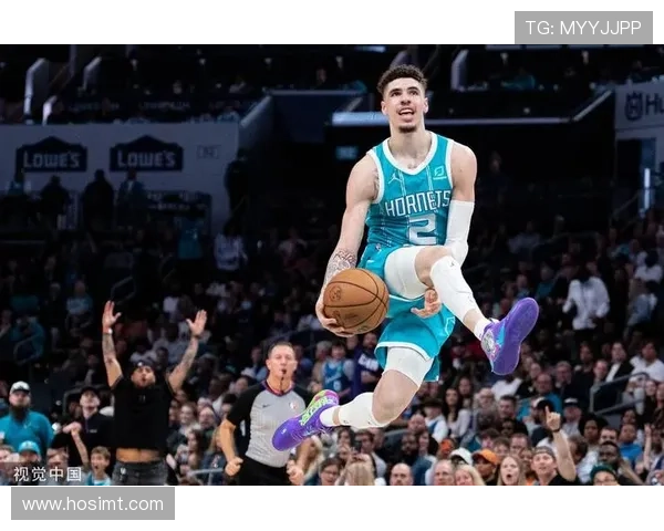 热火队远程轰炸三分球表现出色八名球员共同贡献19记三分球